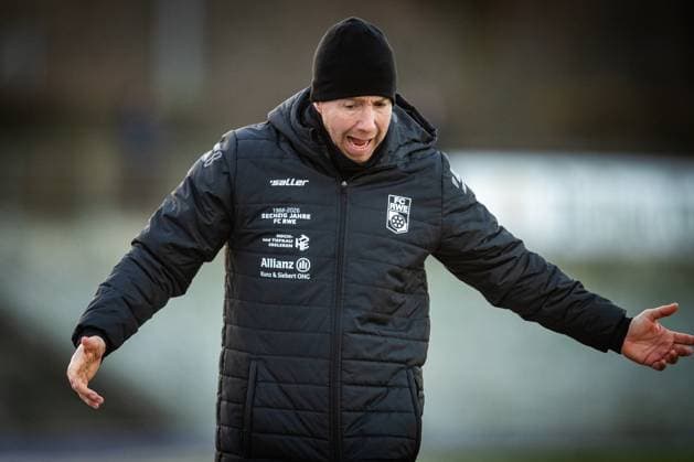 Berlin , 221125 , Fussball Regionalliga Nordost FC Hertha 03 Zehlendorf - FC Rot Weiß Erfurt im Bild: Trainer Fabian Gerber (Erfurt)