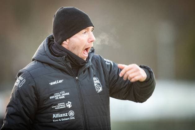 Berlin , 221125 , Fussball Regionalliga Nordost FC Hertha 03 Zehlendorf - FC Rot Weiß Erfurt im Bild: Trainer Fabian Gerber (Erfurt)