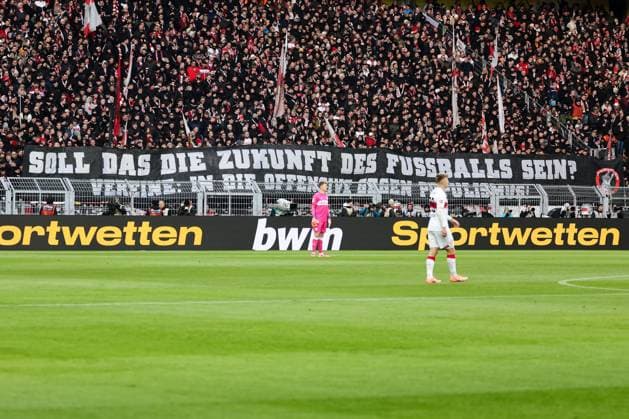 Dortmund, Signal Iduna Park, 22.11.25, GER, Herren, 1. Bundesliga, Saison 2025 - 2026, Borussia Dortmund - VfB Stuttgart, Banner VfB Stuttgart Fans DFB DFL REGULATIONS PROHIBIT ANY USE OF PHOTOGRAPHS AS IMAGE SEQUENCES AND OR QUASI-VIDEO. Copyright: JoachimxBywaletz xJB-Sportfoto