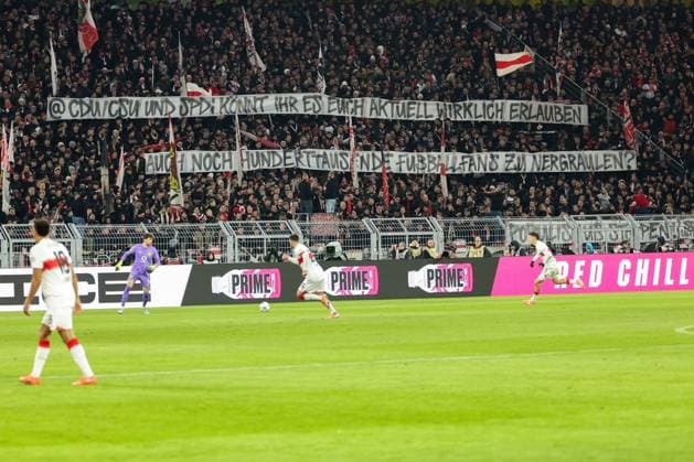 Dortmund, Signal Iduna Park, 22.11.25, GER, Herren, 1. Bundesliga, Saison 2025 - 2026, Borussia Dortmund - VfB Stuttgart, Banner VfB Stuttgart Fans DFB DFL REGULATIONS PROHIBIT ANY USE OF PHOTOGRAPHS AS IMAGE SEQUENCES AND OR QUASI-VIDEO. Copyright: JoachimxBywaletz xJB-Sportfoto