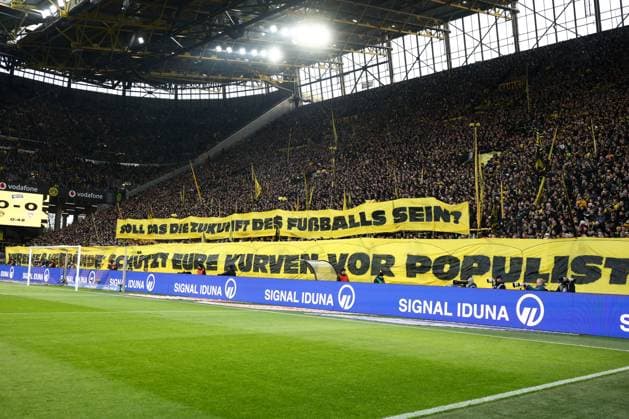 Dortmund, Signal Iduna Park, 22.11.25, GER, Herren, 1. Bundesliga, Saison 2025 - 2026, Borussia Dortmund - VfB Stuttgart, Banner BVB Fans DFB DFL REGULATIONS PROHIBIT ANY USE OF PHOTOGRAPHS AS IMAGE SEQUENCES AND OR QUASI-VIDEO. Copyright: JoachimxBywaletz xJB-Sportfoto