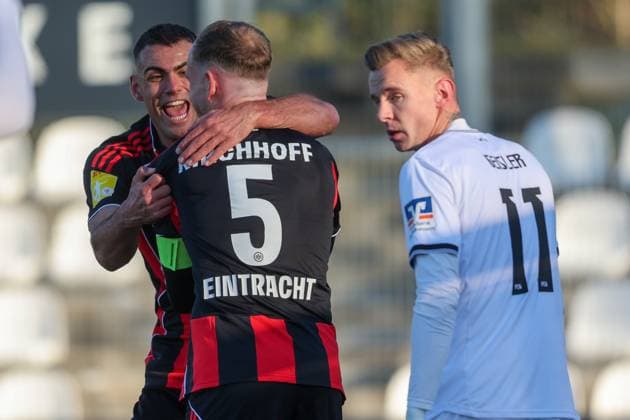 Fussball - LOTTO Hessenliga - Eintracht Frankfurt U21, U 21 - FC Gießen - 22.11.25, Torjubel bei Lukas Sonnenwald und Benjamin Kirchhoff (Eintracht), Frust bei Mirco Geisler (Gießen), -