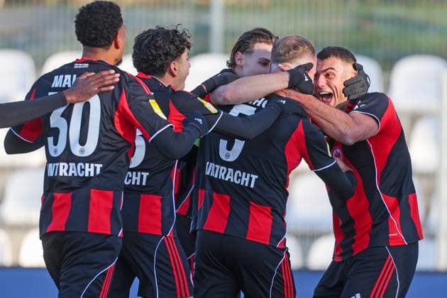 Fussball - LOTTO Hessenliga - Eintracht Frankfurt U21, U 21 - FC Gießen - 22.11.25, Torjubel bei Lukas Sonnenwald, Benjamin Kirchhoff und Kollegen (Eintracht), -