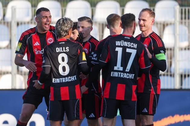 Fussball - LOTTO Hessenliga - Eintracht Frankfurt U21, U 21 - FC Gießen - 22.11.25, Kollektiver Jubel nach dem Führungstreffer durch Kapitän Benjamin Kirchhoff (Eintracht), -