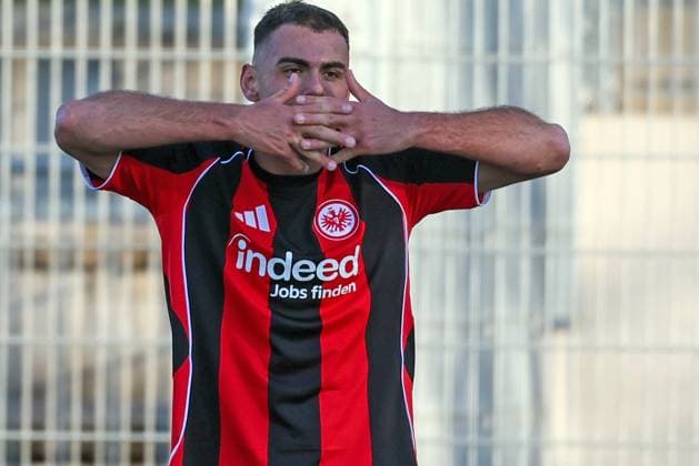 Fussball - LOTTO Hessenliga - Eintracht Frankfurt U21, U 21 - FC Gießen - 22.11.25, Torjubel bei Lukas Sonnenwald (Eintracht), -