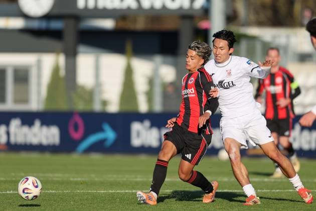 Fussball - LOTTO Hessenliga - Eintracht Frankfurt U21, U 21 - FC Gießen - 22.11.25, Marvin Dills (Eintracht), Dong Woo Kim (Gießen), -