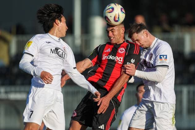 Fussball - LOTTO Hessenliga - Eintracht Frankfurt U21, U 21 - FC Gießen - 22.11.25, Dong Woo Kim (Gießen), Lukas Sonnenwald (Eintracht), Elias Cvrlje (Gießen), -