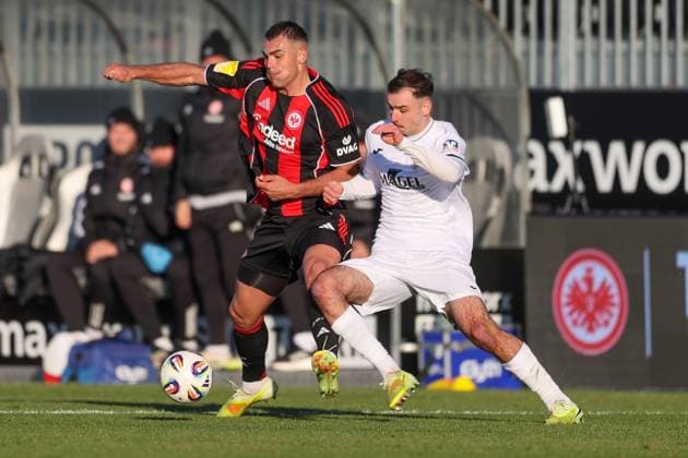 Fussball - LOTTO Hessenliga - Eintracht Frankfurt U21, U 21 - FC Gießen - 22.11.25, Lukas Sonnenwald (Eintracht), Elias Cvrlje (Gießen), -