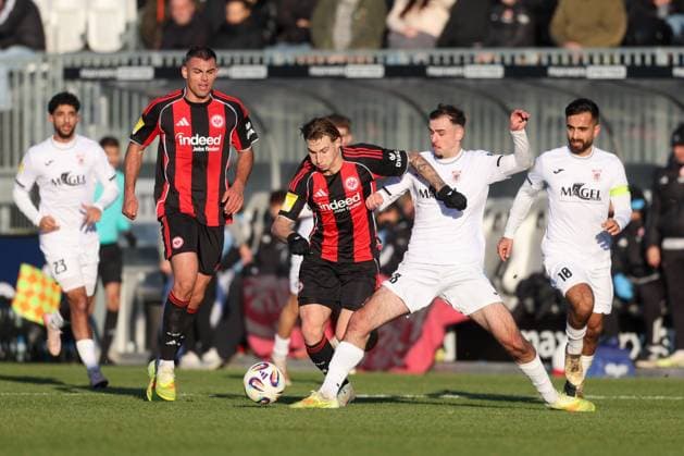 Fussball - LOTTO Hessenliga - Eintracht Frankfurt U21, U 21 - FC Gießen - 22.11.25, Lukas Sonnenwald, Daniel Starodid (Eintracht), Elias Cvrlje, Tolga Duran (Gießen), -