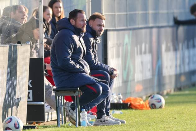 Fussball - LOTTO Hessenliga - Eintracht Frankfurt U21, U 21 - FC Gießen - 22.11.25, Frustrierter Trainer Michael Fink (Gießen), -