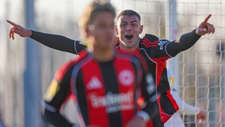 Fussball - LOTTO Hessenliga - Eintracht Frankfurt U21, U 21 - FC Gießen - 22.11.25, Torjubel bei Debütant und Doppelpacker Lukas Sonnenwald (Eintracht), -