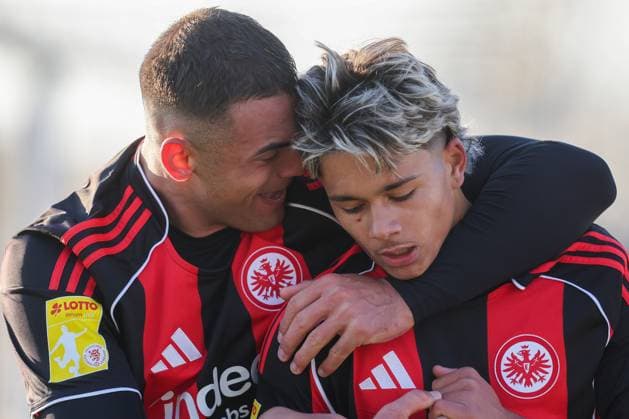 Fussball - LOTTO Hessenliga - Eintracht Frankfurt U21, U 21 - FC Gießen - 22.11.25, Torjubel bei Debütant und Doppelpacker Lukas Sonnenwald (Eintracht) und herzliche Umarmung an den Vorlagengeber Marvin Dills (Eintracht), -