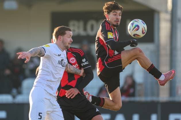 Fussball - LOTTO Hessenliga - Eintracht Frankfurt U21, U 21 - FC Gießen - 22.11.25, Artistischer Treffer mit der Hacke durch Metehan Yildirim (Eintracht), -