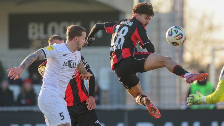 Fussball - LOTTO Hessenliga - Eintracht Frankfurt U21, U 21 - FC Gießen - 22.11.25, Artistischer Treffer mit der Hacke durch Metehan Yildirim (Eintracht), -