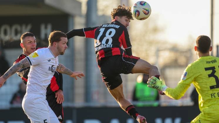 Fussball - LOTTO Hessenliga - Eintracht Frankfurt U21, U 21 - FC Gießen - 22.11.25, Artistischer Treffer mit der Hacke durch Metehan Yildirim (Eintracht), -