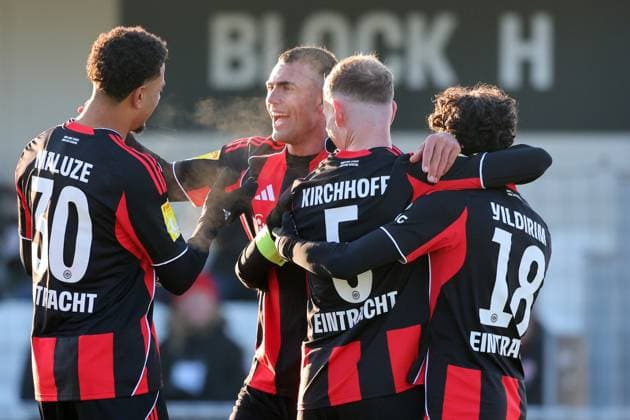 Fussball - LOTTO Hessenliga - Eintracht Frankfurt U21, U 21 - FC Gießen - 22.11.25, Torjubel bei Lukas Sonnenwald und seinen Kollegen der Eintracht, -