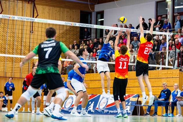 22.11.2025, GER, Volleyball, 2.BL Maenner Sued, Saison 2025 2026, Blue Volleys Gotha - Baden Volleys SSC Karlsruhe II Christoph Assmann (Blue Volleys Gotha), Bartozs Treyde (Baden Volleys SSC Karlsruhe II) 99867 Gotha Sporthalle Sportanlage Ernesti Thüringen Deutschland