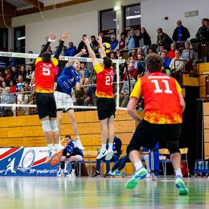 22.11.2025, GER, Volleyball, 2.BL Maenner Sued, Saison 2025 2026, Blue Volleys Gotha - Baden Volleys SSC Karlsruhe II Torm Braun (Baden Volleys SSC Karlsruhe II), Christoph Assmann (Blue Volleys Gotha), Bartozs Treyde (Baden Volleys SSC Karlsruhe II) 99867 Gotha Sporthalle Sportanlage Ernesti Thüringen Deutschland