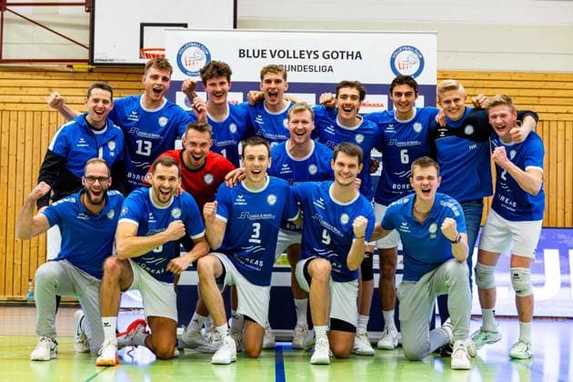 22.11.2025, GER, Volleyball, 2.BL Maenner Sued, Saison 2025 2026, Blue Volleys Gotha - Baden Volleys SSC Karlsruhe II die Blue Volleys Gotha gewinnen ihr Heimspiel gegen Baden Volleys SSC Karlsruhe II mit 3:0 Saetzen, Gruppenbild Mannschaftsfoto Teambild, mit im Bild Schade, Robin (Blue Volleys Gotha), Dominik Duchac (Blue Volleys Gotha), Len Spankowski (Blue Volleys Gotha), Richard Werner (Blue Volleys Gotha), Finn Jansen (Blue Volleys Gotha), Robert Werner (Blue Volleys Gotha), Richard Werner (Blue Volleys Gotha), Hannes Krochmann (Blue Volleys Gotha), Jean Filippidis (Blue Volleys Gotha), Tim Wagner (Blue Volleys Gotha), Daniel Mark Ridings (Blue Volleys Gotha), Lauritz Jastrow (Blue Volleys Gotha), Justus Krausse (Blue Volleys Gotha), Ben Bierwisch (Blue Volleys Gotha) 99867 Gotha Sporthalle Sportanlage Ernesti Thüringen Deutschland