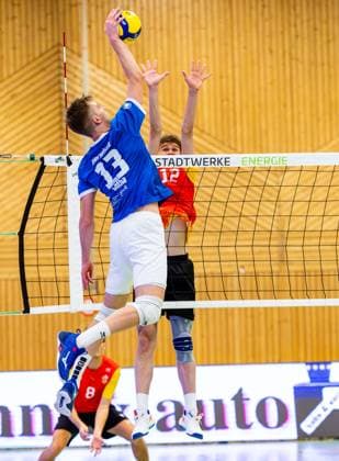 22.11.2025, GER, Volleyball, 2.BL Maenner Sued, Saison 2025 2026, Blue Volleys Gotha - Baden Volleys SSC Karlsruhe II Ben Bierwisch (Blue Volleys Gotha) , Patrick Eberhard (Baden Volleys SSC Karlsruhe II) 99867 Gotha Sporthalle Sportanlage Ernesti Thüringen Deutschland