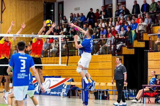 22.11.2025, GER, Volleyball, 2.BL Maenner Sued, Saison 2025 2026, Blue Volleys Gotha - Baden Volleys SSC Karlsruhe II Ben Bierwisch (Blue Volleys Gotha) 99867 Gotha Sporthalle Sportanlage Ernesti Thüringen Deutschland