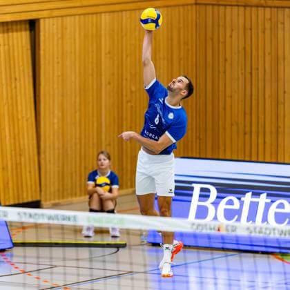 22.11.2025, GER, Volleyball, 2.BL Maenner Sued, Saison 2025 2026, Blue Volleys Gotha - Baden Volleys SSC Karlsruhe II Dominik Duchac (Blue Volleys Gotha) 99867 Gotha Sporthalle Sportanlage Ernesti Thüringen Deutschland