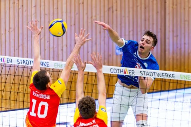 22.11.2025, GER, Volleyball, 2.BL Maenner Sued, Saison 2025 2026, Blue Volleys Gotha - Baden Volleys SSC Karlsruhe II Ben Bierwisch (Blue Volleys Gotha) , Simon Lieb (Baden Volleys SSC Karlsruhe II), 99867 Gotha Sporthalle Sportanlage Ernesti Thüringen Deutschland