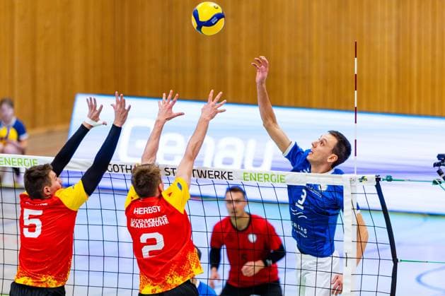 22.11.2025, GER, Volleyball, 2.BL Maenner Sued, Saison 2025 2026, Blue Volleys Gotha - Baden Volleys SSC Karlsruhe II Torm Braun (Baden Volleys SSC Karlsruhe II), Maik Herbst (Baden Volleys SSC Karlsruhe II), Christoph Assmann (Blue Volleys Gotha) 99867 Gotha Sporthalle Sportanlage Ernesti Thüringen Deutschland
