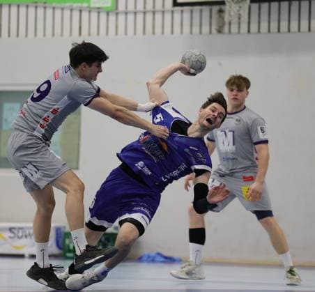 Deutschland - Kelkheim - Münster - 22.11.2025 Handball - Hessen - 3. Liga - Staffel Süd-West - Herren Saison 2025 2026 (12. Spieltag) TSG Münster (blau) - TSG Haßloch (grau) v.l. Noa Zeimet (TSG Haßloch - 19), Jonas Schneider (TSG Münster - 5) TSG Münster - TSG Haßloch