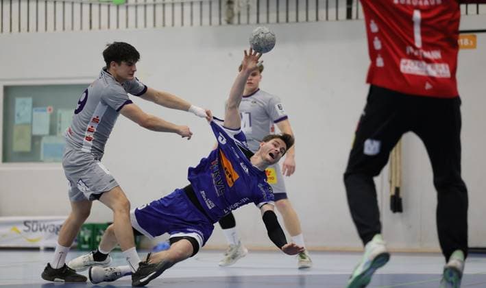 Deutschland - Kelkheim - Münster - 22.11.2025 Handball - Hessen - 3. Liga - Staffel Süd-West - Herren Saison 2025 2026 (12. Spieltag) TSG Münster (blau) - TSG Haßloch (grau) v.l. Noa Zeimet (TSG Haßloch - 19), Jonas Schneider (TSG Münster - 5) TSG Münster - TSG Haßloch