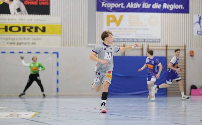 Deutschland - Kelkheim - Münster - 22.11.2025 Handball - Hessen - 3. Liga - Staffel Süd-West - Herren Saison 2025 2026 (12. Spieltag) TSG Münster (blau) - TSG Haßloch (grau) v.l. Jakob Chrust (TSG Haßloch - 14) TSG Münster - TSG Haßloch
