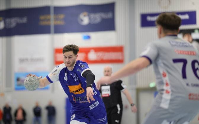 Deutschland - Kelkheim - Münster - 22.11.2025 Handball - Hessen - 3. Liga - Staffel Süd-West - Herren Saison 2025 2026 (12. Spieltag) TSG Münster (blau) - TSG Haßloch (grau) v.l. Jonas Schneider (TSG Münster - 5), Nils Chrust (TSG Haßloch - 76) TSG Münster - TSG Haßloch