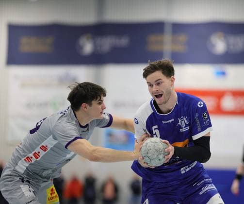 Deutschland - Kelkheim - Münster - 22.11.2025 Handball - Hessen - 3. Liga - Staffel Süd-West - Herren Saison 2025 2026 (12. Spieltag) TSG Münster (blau) - TSG Haßloch (grau) v.l. Noa Zeimet (TSG Haßloch - 19), Jonas Schneider (TSG Münster - 5) TSG Münster - TSG Haßloch