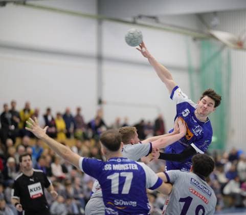 Deutschland - Kelkheim - Münster - 22.11.2025 Handball - Hessen - 3. Liga - Staffel Süd-West - Herren Saison 2025 2026 (12. Spieltag) TSG Münster (blau) - TSG Haßloch (grau) v.l. Niklas Klein (TSG Haßloch - 24), Jonas Schneider (TSG Münster - 5) TSG Münster - TSG Haßloch