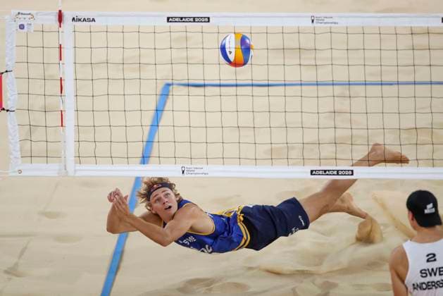Beach volleyball, Beachvolleyball World Championship, WM, Weltmeisterschaft David Ahman (SWE) v Jacob Hölting Nilsson and Elmer Andersson (SWE) during the Men™s Final match of the Beach Volleyball World Championships at The Drive in Adelaide, Sunday, November 23, 2025. ( NO ARCHIVING, EDITORIAL USE ONLY ADELAIDE SOUTH AUSTRALIA AUSTRALIA  Copyright: xMATTxTURNERx 20251123166453525362
