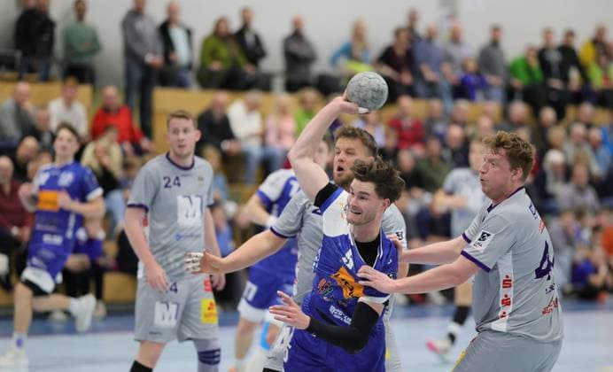 Deutschland - Kelkheim - Münster - 22.11.2025 Handball - Hessen - 3. Liga - Staffel Süd-West - Herren Saison 2025 2026 (12. Spieltag) TSG Münster (blau) - TSG Haßloch (grau) v.l. Jonas Schneider (TSG Münster - 5), Lukas Klein (TSG Haßloch - 44) TSG Münster - TSG Haßloch