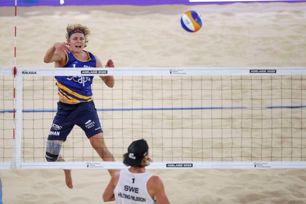 Beach volleyball, Beachvolleyball World Championship, WM, Weltmeisterschaft David Ahman (SWE) v Jacob Hölting Nilsson and Elmer Andersson (SWE) during the Men™s Final match of the Beach Volleyball World Championships at The Drive in Adelaide, Sunday, November 23, 2025. ( NO ARCHIVING, EDITORIAL USE ONLY ADELAIDE SOUTH AUSTRALIA AUSTRALIA  Copyright: xMATTxTURNERx 20251123190976158123