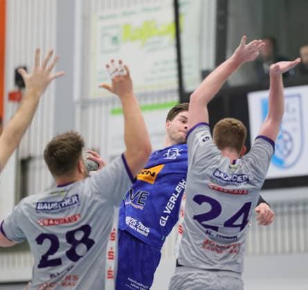 Deutschland - Kelkheim - Münster - 22.11.2025 Handball - Hessen - 3. Liga - Staffel Süd-West - Herren Saison 2025 2026 (12. Spieltag) TSG Münster (blau) - TSG Haßloch (grau) v.l. Sebastian Bösing (TSG Haßloch - 28), Jonas Schneider (TSG Münster - 5), Niklas Klein (TSG Haßloch - 24) TSG Münster - TSG Haßloch