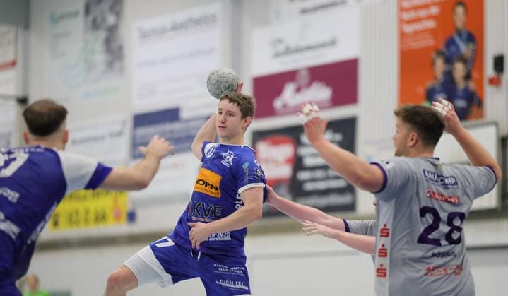 Deutschland - Kelkheim - Münster - 22.11.2025 Handball - Hessen - 3. Liga - Staffel Süd-West - Herren Saison 2025 2026 (12. Spieltag) TSG Münster (blau) - TSG Haßloch (grau) v.l. Lars Zelser (TSG Münster - 77), Sebastian Bösing (TSG Haßloch - 28) TSG Münster - TSG Haßloch