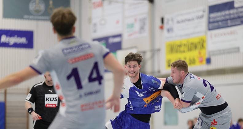 Deutschland - Kelkheim - Münster - 22.11.2025 Handball - Hessen - 3. Liga - Staffel Süd-West - Herren Saison 2025 2026 (12. Spieltag) TSG Münster (blau) - TSG Haßloch (grau) v.l. Jonas Schneider (TSG Münster - 5), Niklas Klein (TSG Haßloch - 24) TSG Münster - TSG Haßloch