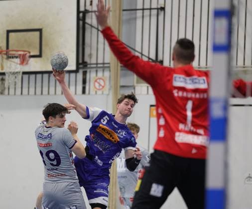 Deutschland - Kelkheim - Münster - 22.11.2025 Handball - Hessen - 3. Liga - Staffel Süd-West - Herren Saison 2025 2026 (12. Spieltag) TSG Münster (blau) - TSG Haßloch (grau) v.l. Noa Zeimet (TSG Haßloch - 19), Jonas Schneider (TSG Münster - 5) TSG Münster - TSG Haßloch