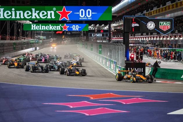 Formula 1 Heineken Las Vegas Grand Prix 2025 Thomas Cerato OVERTAKE MAXPPP - Las Vegas 23 11 2025 Start of the race with all cars and 04 NORRIS Lando (gbr), McLaren F1 Team, action 01 VERSTAPPEN Max (nld), Oracle Red Bull Racing, action & 55 SAINZ Carlos (esp), Atlassian Williams Racing, action fighting at the Formula 1 Heineken Las Vegas Grand Prix 2025, the 22nd round of the 2025 FIA Formula 1 World Championship, WM, Weltmeisterschaft held on the Las Vegas Strip Circuit in Las Vegas, Nevada, United States, from 19 to 22 November 2025. Las Vegas United States Copyright: xOVERTAKE MAXPPPxThomasxCeratox OVT202511235971 OVT202511235971