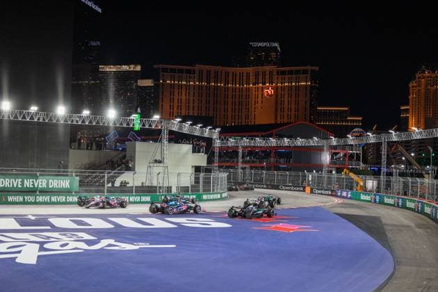 Formula 1 Heineken Las Vegas Grand Prix 2025 Thomas Cerato OVERTAKE MAXPPP - Las Vegas 23 11 2025 Start of the race with 12 ANTONELLI Andrea Kimi (ita), Mercedes-AMG PETRONAS F1 Team, action going wide at the Formula 1 Heineken Las Vegas Grand Prix 2025, the 22nd round of the 2025 FIA Formula 1 World Championship, WM, Weltmeisterschaft held on the Las Vegas Strip Circuit in Las Vegas, Nevada, United States, from 19 to 22 November 2025. Las Vegas United States  Copyright: xOVERTAKE MAXPPPxThomasxCeratox OVT202511235973 OVT202511235973