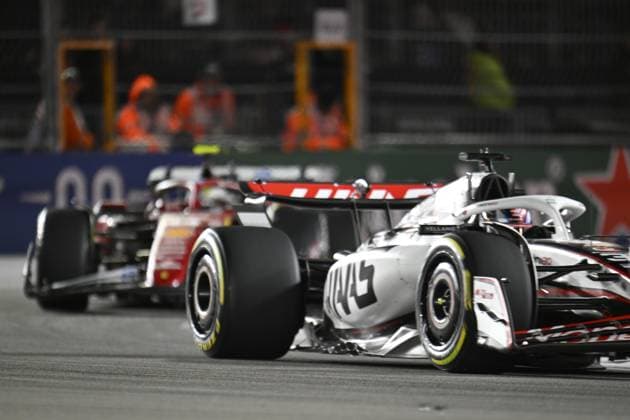 Formula 1 Grand Prix of Las Vegas 2025 - Race night LAS VEGAS, NEVADA - NOVEMBER 22: Esteban Ocon of MoneyGram Haas F1 Team (31) and Lewis Hamilton of Scuderia Ferrari (44) compete the race for championship of F1 Grand Prix of Las Vegas at Las Vegas Strip Circuit on November 22, 2025 in Las Vegas, Nevada, United States. Tayfun Coskun Anadolu Nevada United States. Editorial use only. Please get in touch for any other usage.  Copyright: x2025xAnadoluxTayfunxCoskunx