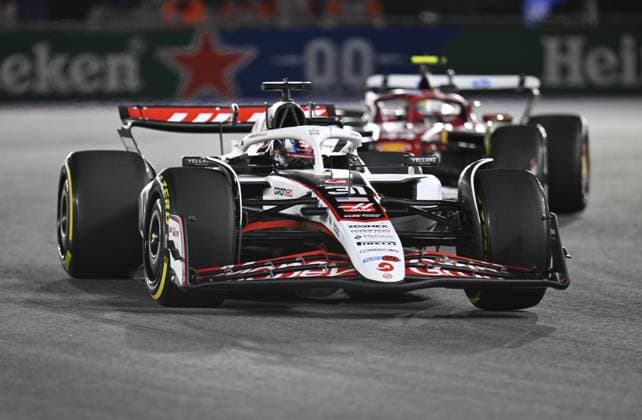 Formula 1 Grand Prix of Las Vegas 2025 - Race night LAS VEGAS, NEVADA - NOVEMBER 22: Esteban Ocon of MoneyGram Haas F1 Team (31) and Lewis Hamilton of Scuderia Ferrari (44) compete the race for championship of F1 Grand Prix of Las Vegas at Las Vegas Strip Circuit on November 22, 2025 in Las Vegas, Nevada, United States. Tayfun Coskun Anadolu Nevada United States. Editorial use only. Please get in touch for any other usage.  Copyright: x2025xAnadoluxTayfunxCoskunx