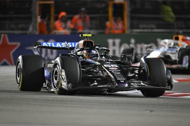 Formula 1 Grand Prix of Las Vegas 2025 - Race night LAS VEGAS, NEVADA - NOVEMBER 22: Carlos Sainz of Atlassian Williams Racing (55) competes the race for championship of F1 Grand Prix of Las Vegas at Las Vegas Strip Circuit on November 22, 2025 in Las Vegas, Nevada, United States. Tayfun Coskun Anadolu Nevada United States. Editorial use only. Please get in touch for any other usage.  Copyright: x2025xAnadoluxTayfunxCoskunx