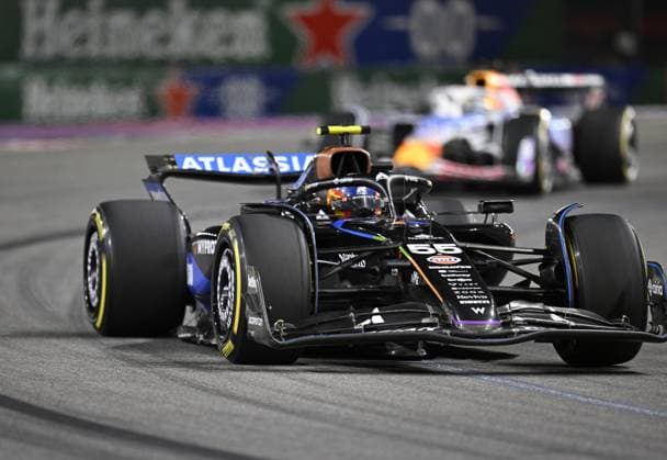 Formula 1 Grand Prix of Las Vegas 2025 - Race night LAS VEGAS, NEVADA - NOVEMBER 22: Carlos Sainz of Atlassian Williams Racing (55) competes the race for championship of F1 Grand Prix of Las Vegas at Las Vegas Strip Circuit on November 22, 2025 in Las Vegas, Nevada, United States. Tayfun Coskun Anadolu Nevada United States. Editorial use only. Please get in touch for any other usage.  Copyright: x2025xAnadoluxTayfunxCoskunx