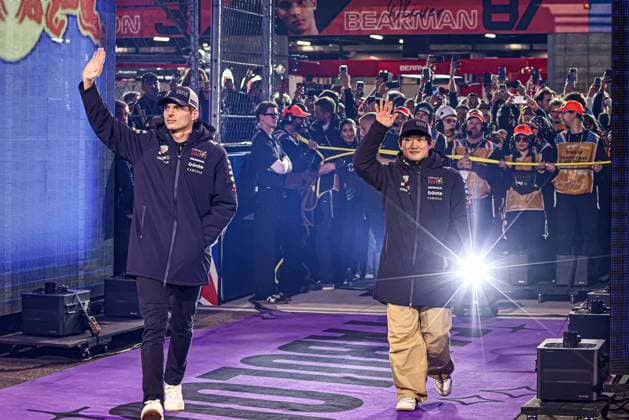 (R) Max Verstappen (NED) - Oracle Red Bull Racing - Red Bull RB21 - Honda RBPT (L) Yuki Tsunoda (JPN) - Oracle Red Bull Racing - Red Bull RB21 - Honda RBPT during the Sunday of the Formula 1 Heineken Las Vegas Grand Prix 2025 at Las Vegas Strip Circuit, ahead of Round 22 of 24 of the 2025 FIA Formula One World Championship, WM, Weltmeisterschaft (November 20-23, 2025). Formula 1 Heineken Las Vegas Grand Prix 2025
