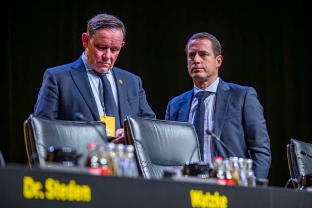 23.11.25, Mitgliederversammlung von Borussia Dortmund in den Westfalenhallen Dortmund. Dr. Christian Hockenjos (l) spricht mit Geschäftsführer Lars Ricken. Copyright: xInderlied Kirchner-Mediax