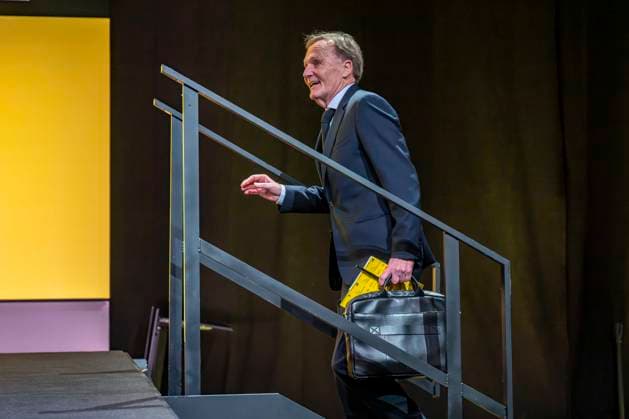 23.11.25, Mitgliederversammlung von Borussia Dortmund in den Westfalenhallen Dortmund. Geschäftsführer Hans Joachim Watzke betritt die Bühne. Copyright: xInderlied Kirchner-Mediax